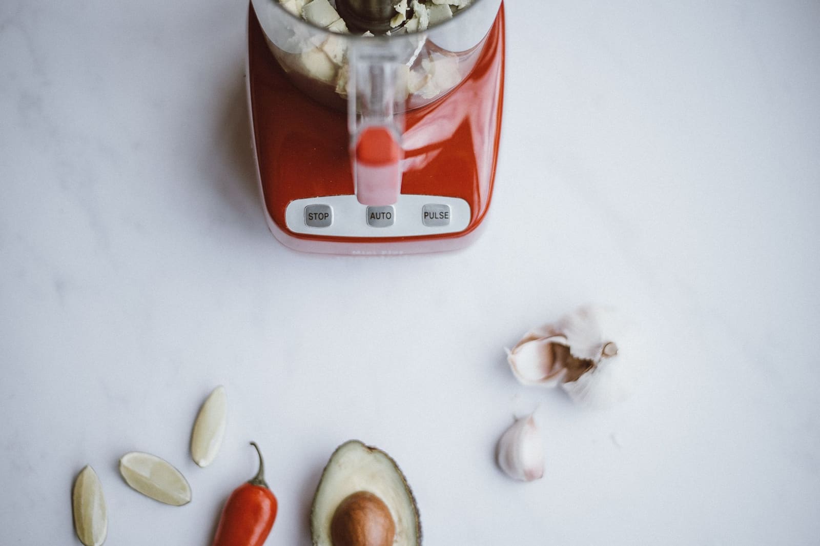 Blender sett ovenfra med avokado, chili og hvitløk