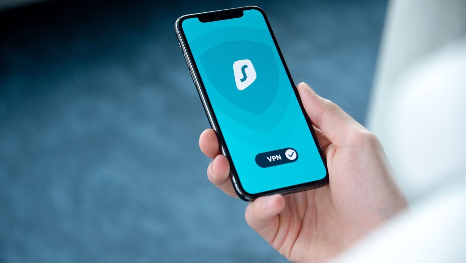 Mobiltelefon med en VPN-app på skjermen