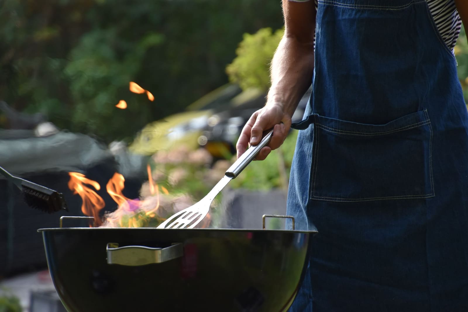 Person som griller over åpne flammer