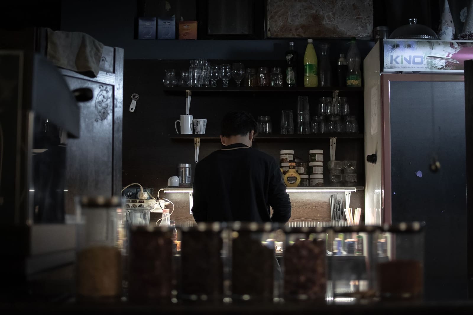 Kafébar med espressomaskin og glass med kaffebønner