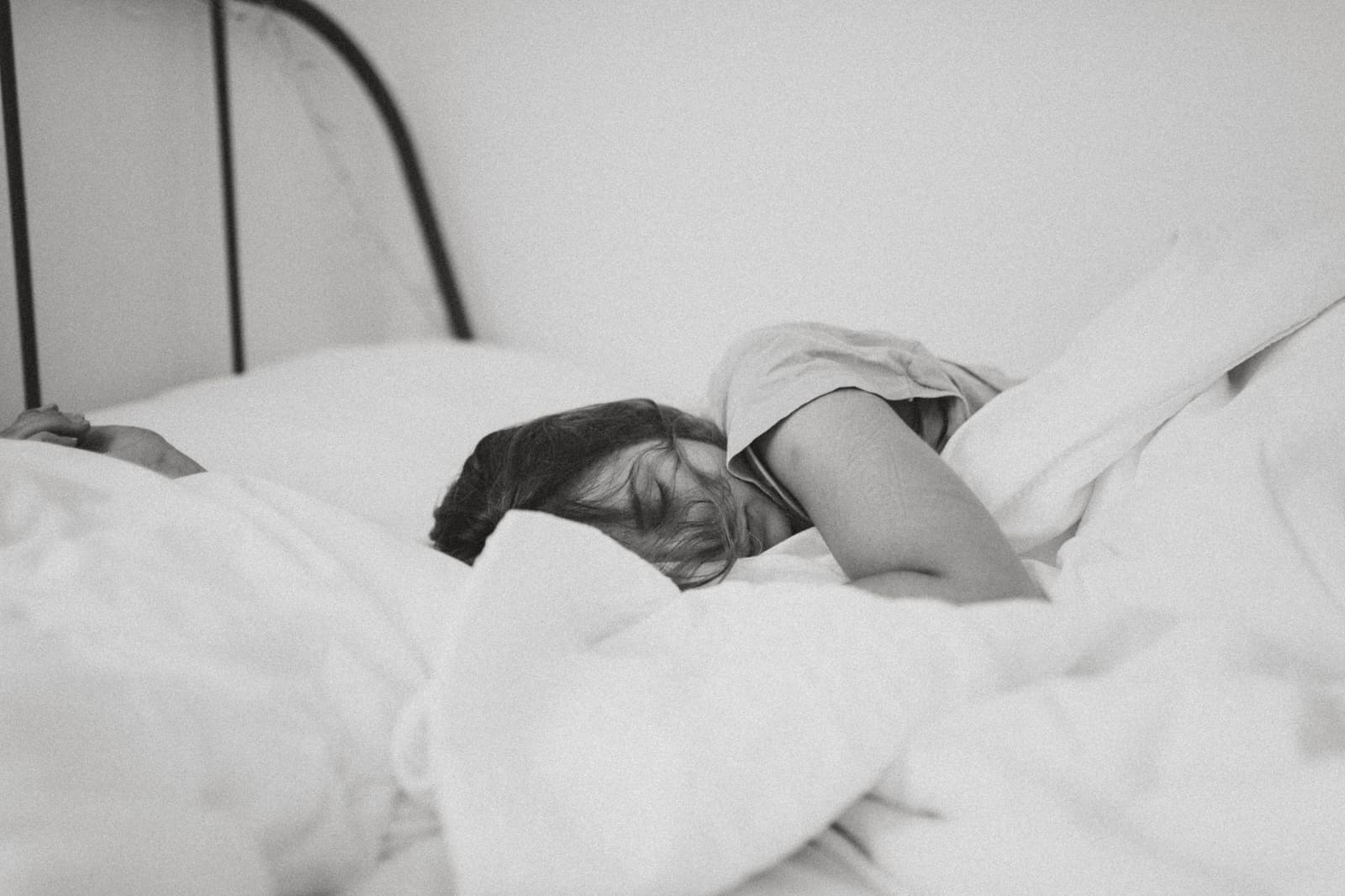 Person som sover under en hvit dyne