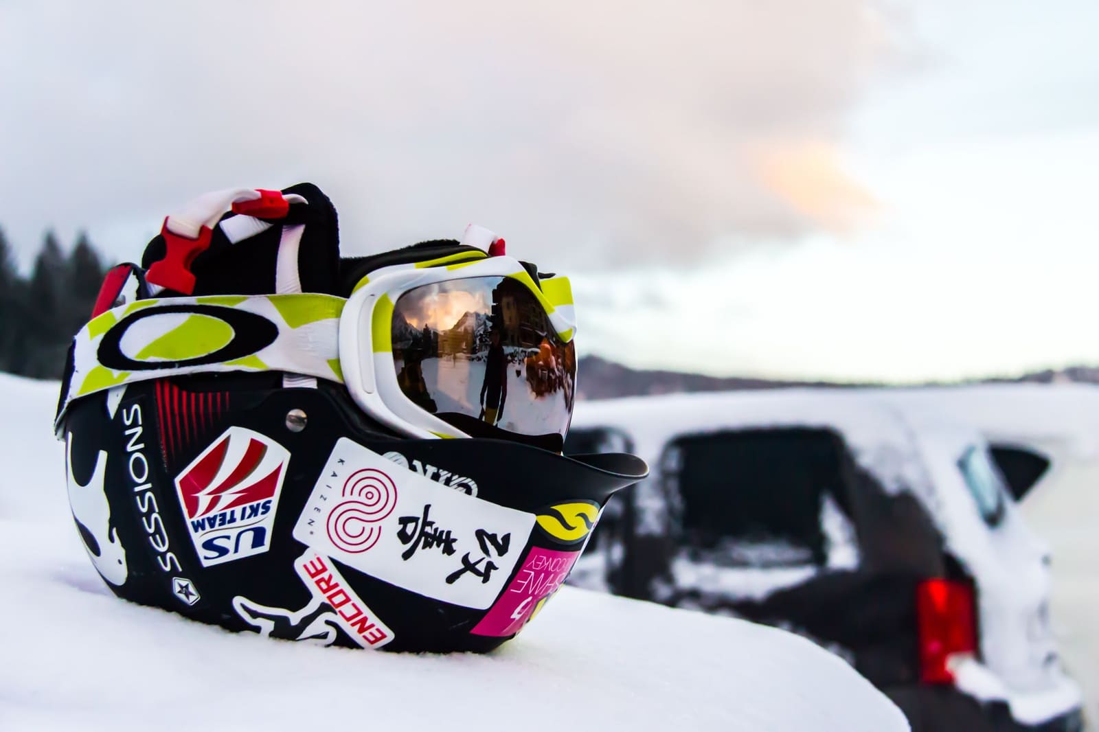 Skihjelm med skibriller i snøen