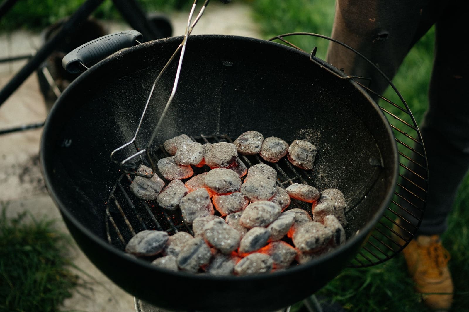 Kulegrill med glødende briketter