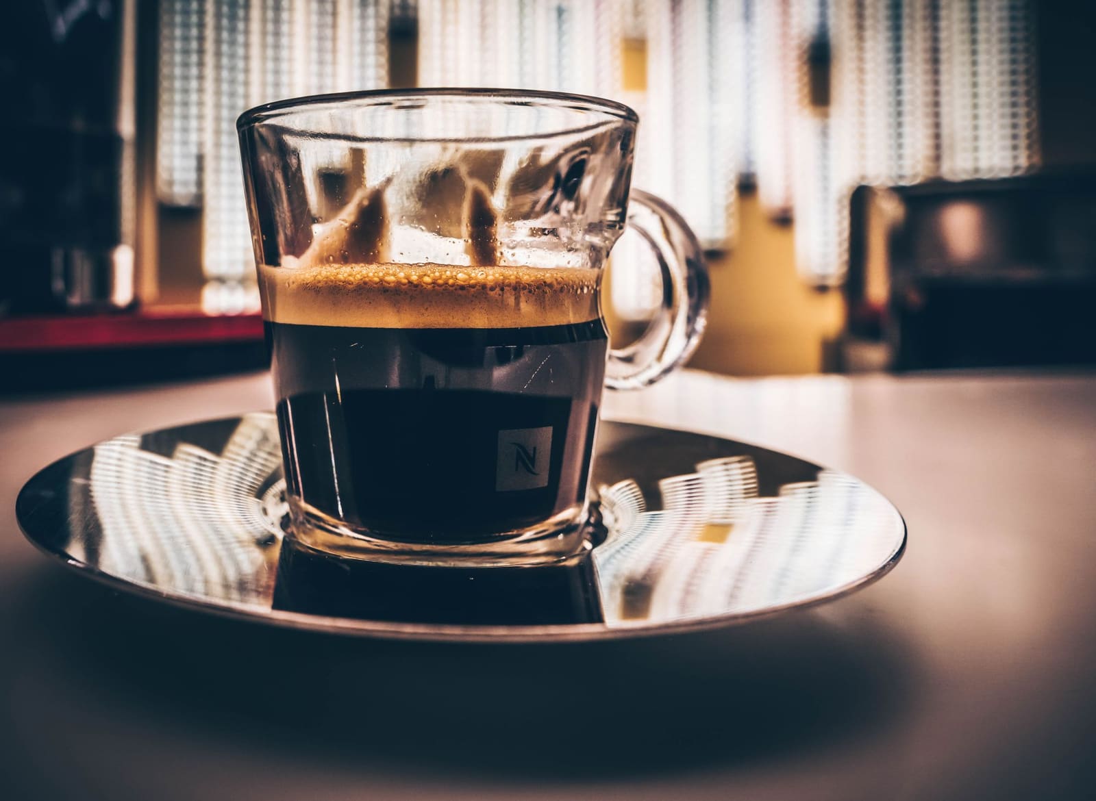 Espresso i glasskopp på et fat