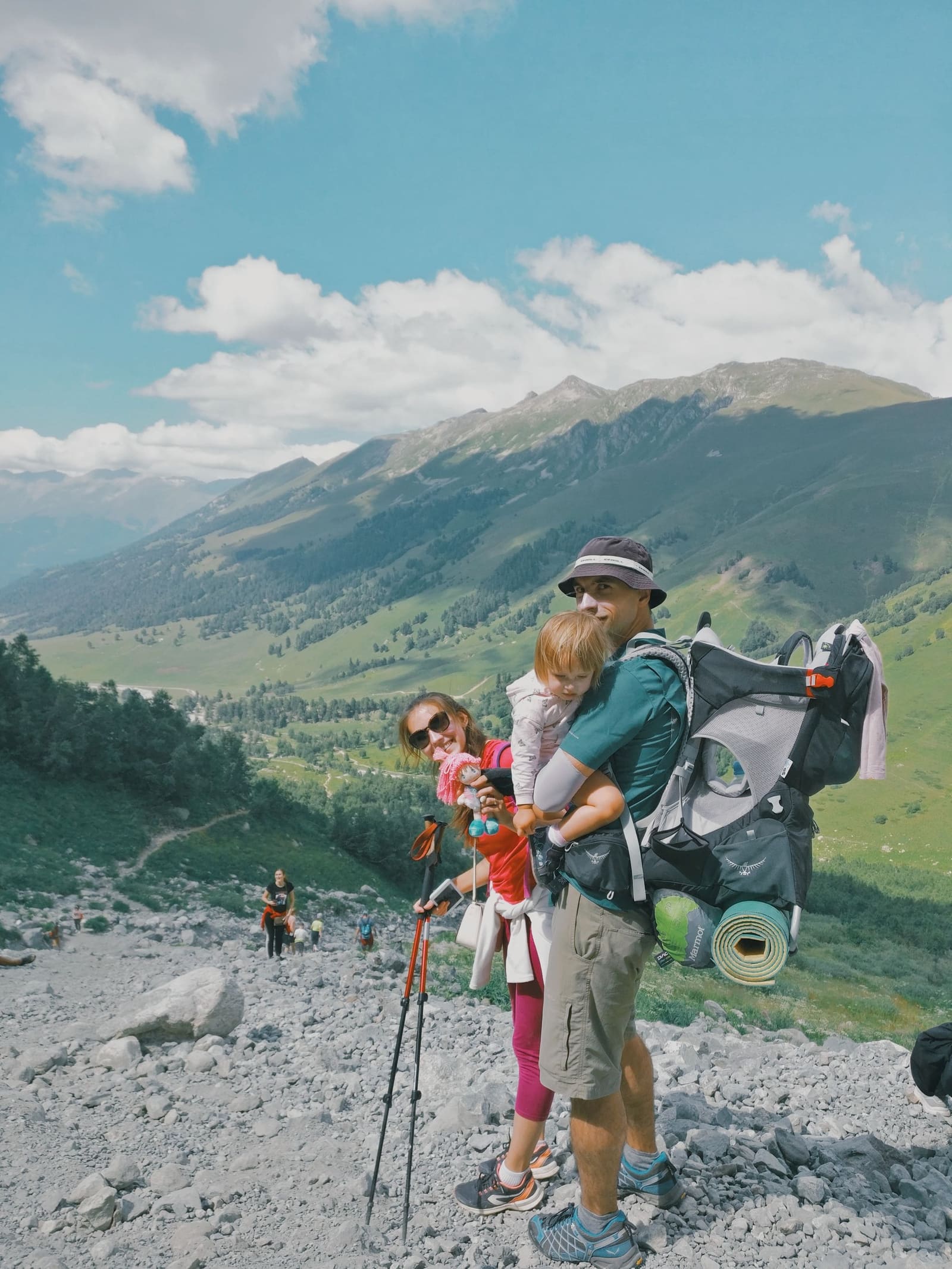 Familie på fjelltur med et barn i bæremeis